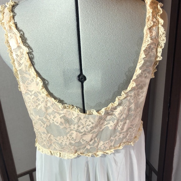 Vintage Vanity Fair nude/ivory maxi night gown/nude lace bodice/full skirt 38 - Picture 8 of 13